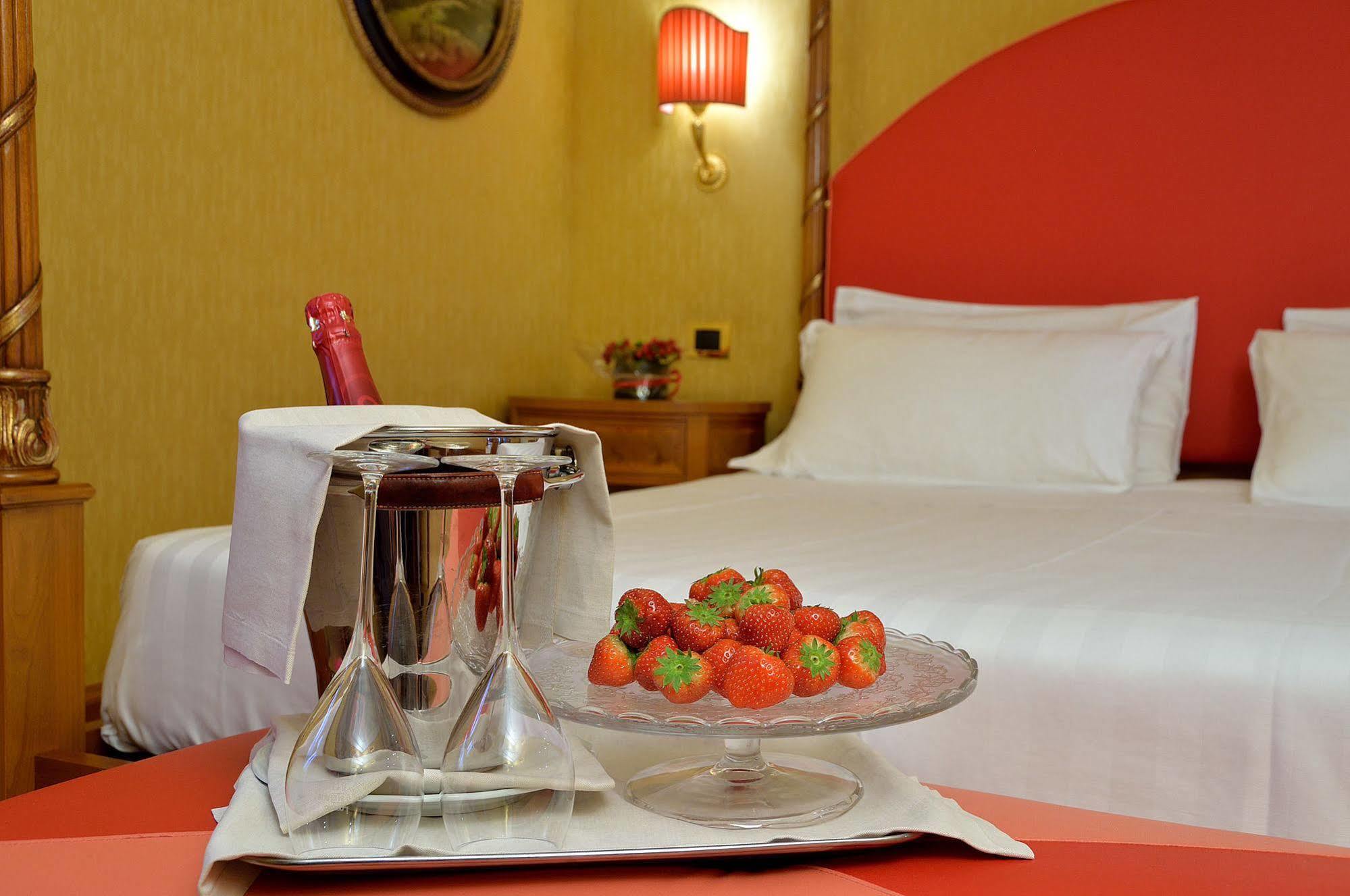 Hotel Homs Roma Esterno foto